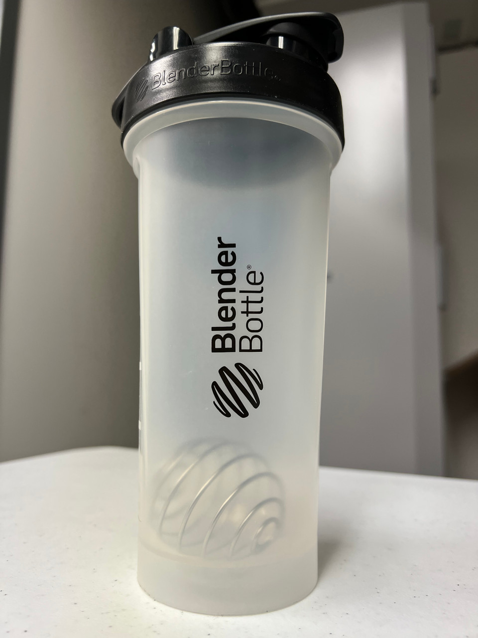 BlenderBottle Classic V2 Shaker Bottle Ideal para Shakes de Proteína e