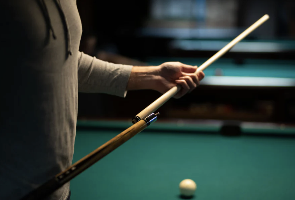 How to Hold a Pool Stick Properly: Hand Position, Grip and Bridge ...