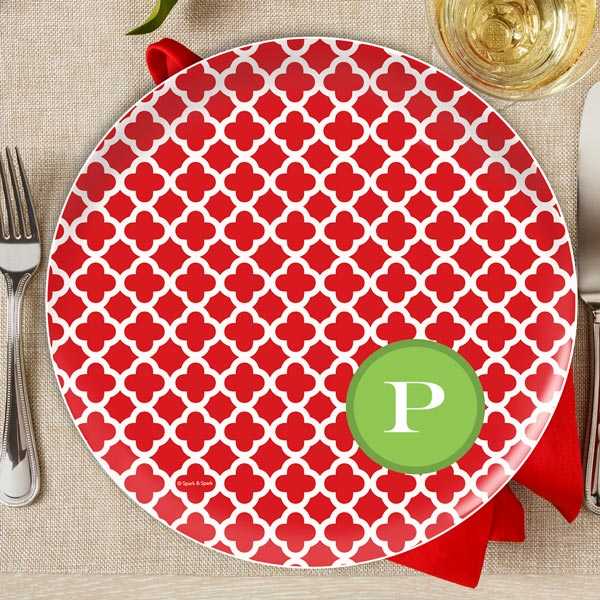 Elegance in Red Quatrefoil Personalized Christmas plate