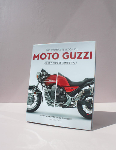 The Complete Book of Moto Guzzi: 100th Anniversary Edition Every Model  Since 1921 : Falloon, Ian: : Libri