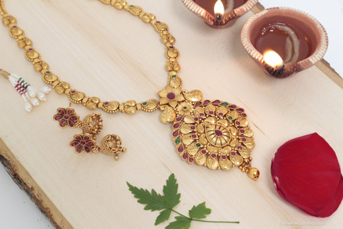 Circular Disc Pendant With Red And Green Stones With Matching Earrings