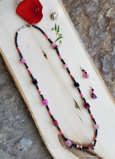 Necklace With Large Pomegranate Colored Stones Interspersed With Black And Pink Stones