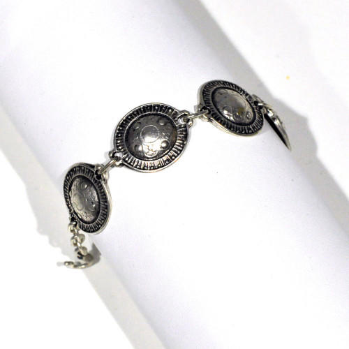 Bracelet diplayed open Bracelet diplayed open