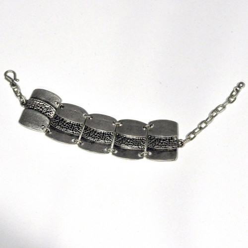Bracelet diplayed open Bracelet diplayed open