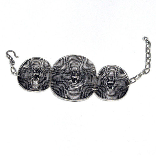 Bracelet diplayed open Bracelet diplayed open