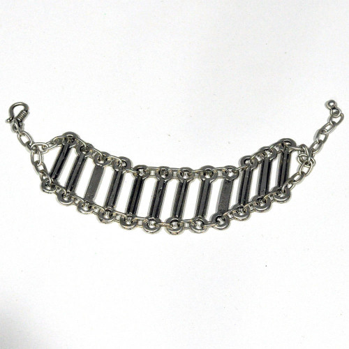 Bracelet diplayed open Bracelet diplayed open