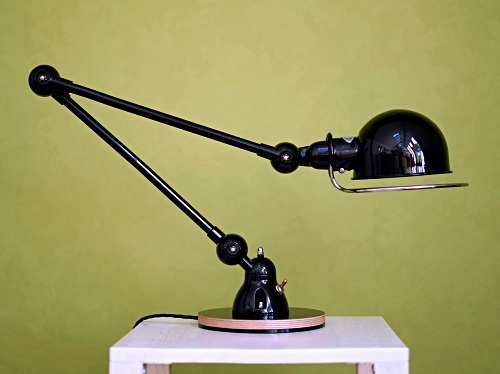 Swing arm table lamp