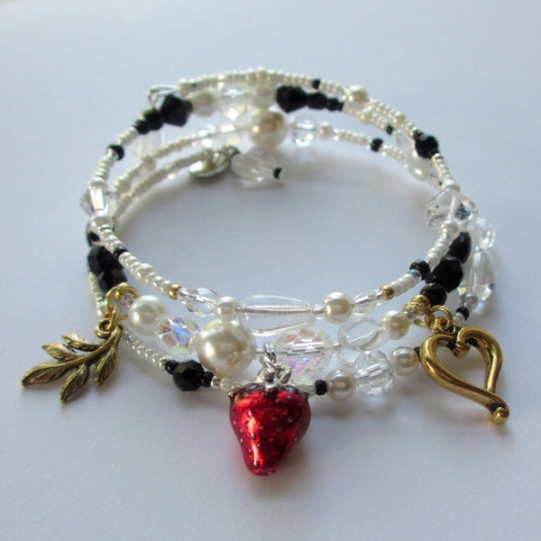 The Desdemona Bracelet is inspired by the tragic character from Verdi's opera Otello and Shakespeare's play Othello.