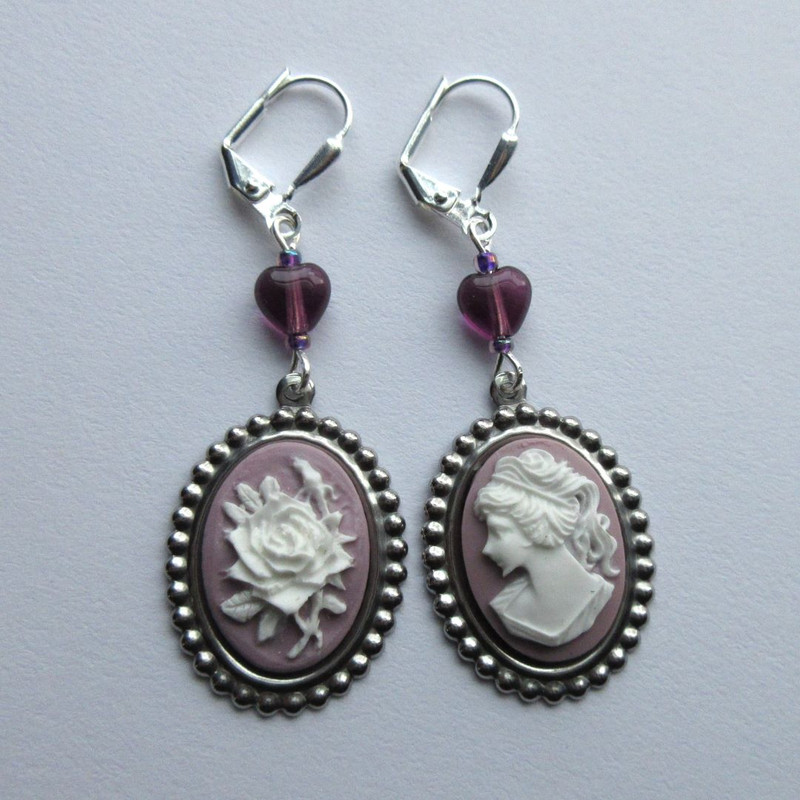 The Violetta earrings symbolize the main character of La Traviata by Verdi. A meaningful gift for opera lovers.