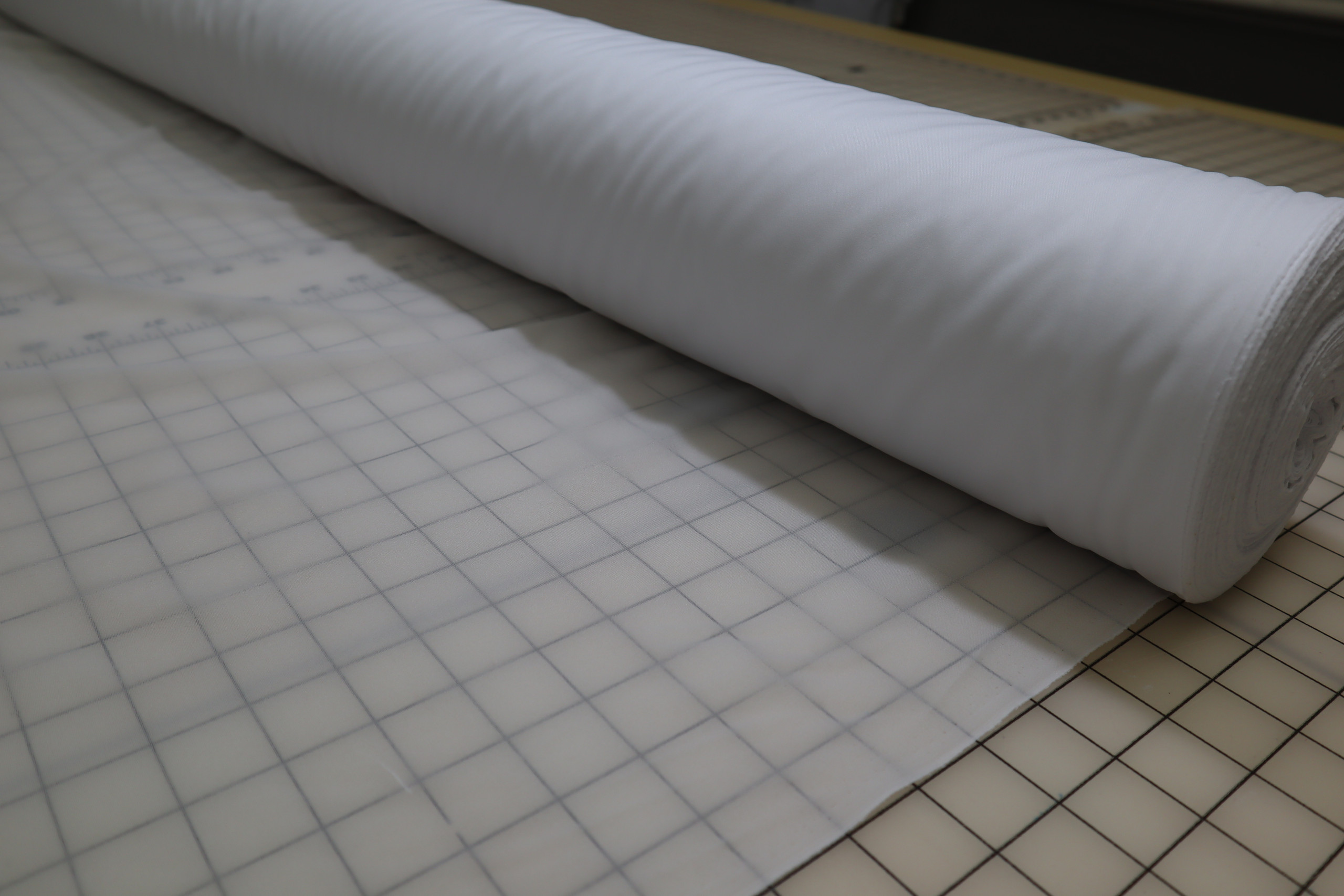 WHITE MID WEIGHT WOVEN FUSIBLE INTERFACING