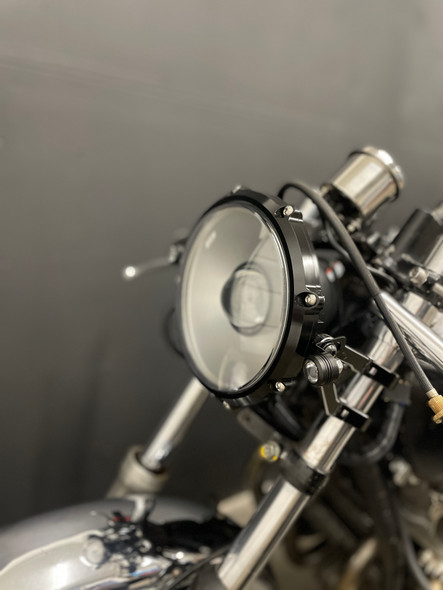evomosa Phares Avant pour Moto Universel, Lampe Frontale halogène 6'' Avec  Couvercle Abat-jour Rétro pour Cafe Racer Bobber Chopper CG125 GN125