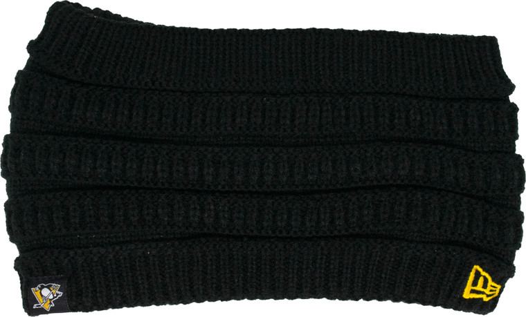 A black oversized knit headband. In the bottom left, a small tag embroidered with the Penguins logo is attached. In the bottom right, the New Era logo is embroidered in yellow thread.