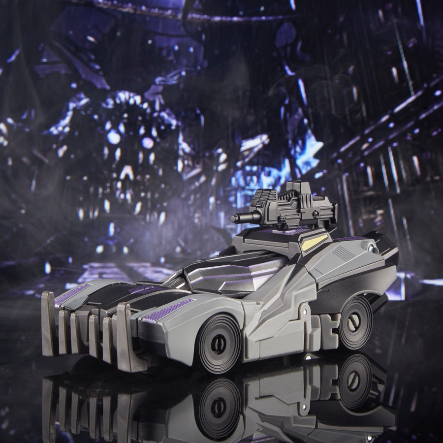 Transformers Generations Studio Series - Gamer Edition: Deluxe Barricade 02