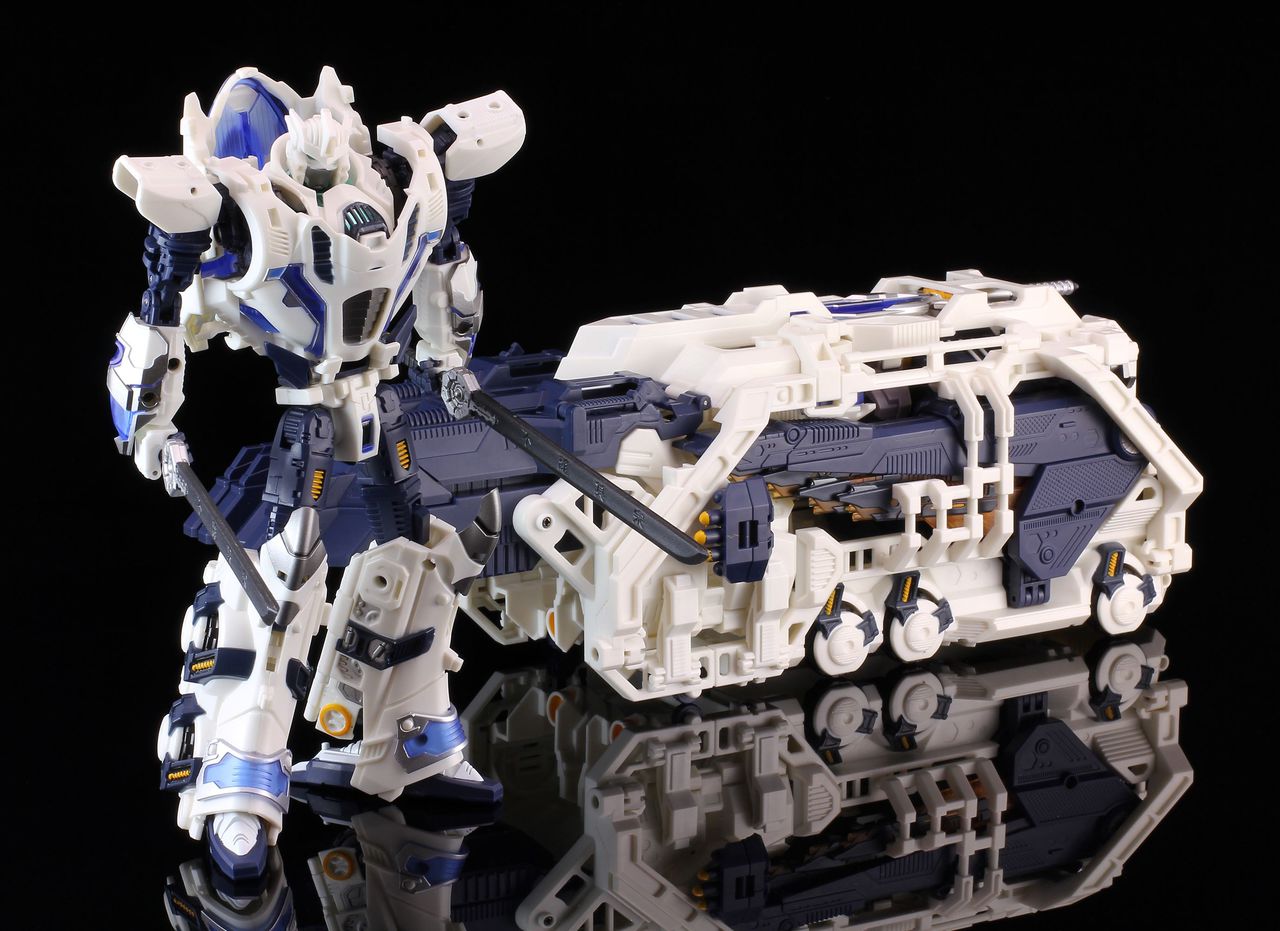 Mastermind Creations R-11 Seraphicus Prominon Core Robot and