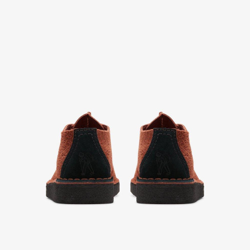 Distinctive center seam stitch detail and premium uppers combine to reflect the 1970s original. Clarks Originals signature crepe soles recall the brand's extraordinary heritage.

UPPER MATERIAL Leather

LINING MATERIAL Unlined

SOLE MATERIAL Crepe

FASTENING TYPE Lace

REMOVABLE INSOLE No

TRIMS Eyelet