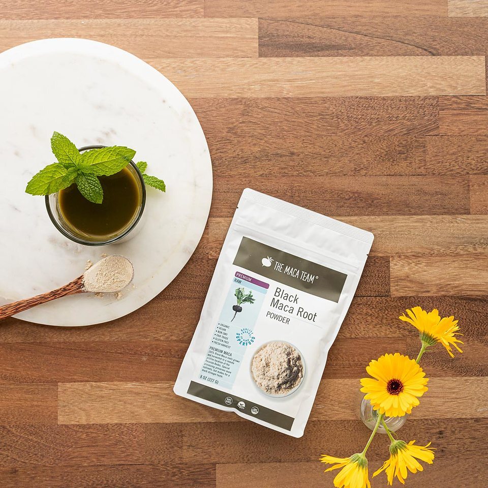 Black maca powder with tea and flowers
