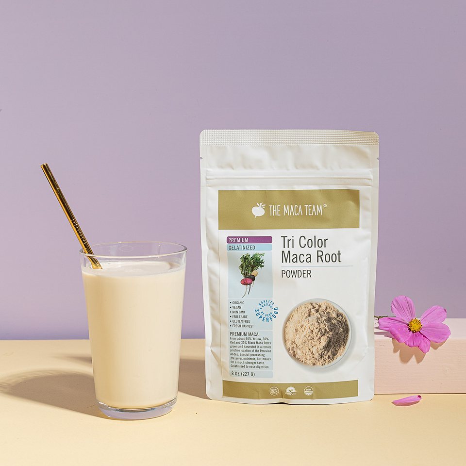 Tri-color maca powder with a smoothie