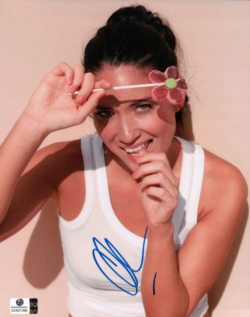 Olivia Munn Signed Autographed 8X10 Photo Sexy Cute Lollipop in Sun GV801389