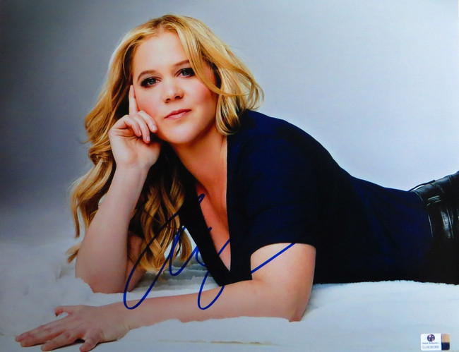 Amy Schumer Signed Autographed 11X14 Photo Gorgeous Sexy Lying Down GV806068