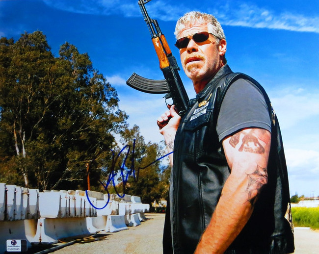 Ron Perlman Signed Autographed 11X14 Photo Sons of Anarchy Machine Gun GV806045