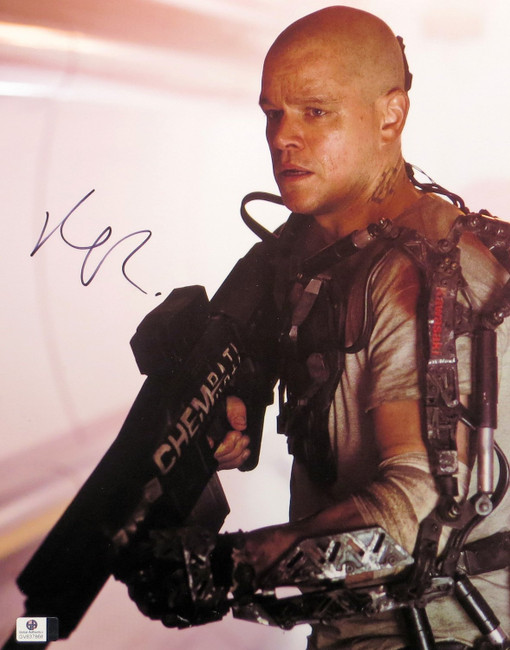Matt Damon Signed Autographed 11X14 Photo Elysium Holding Gun GV837868