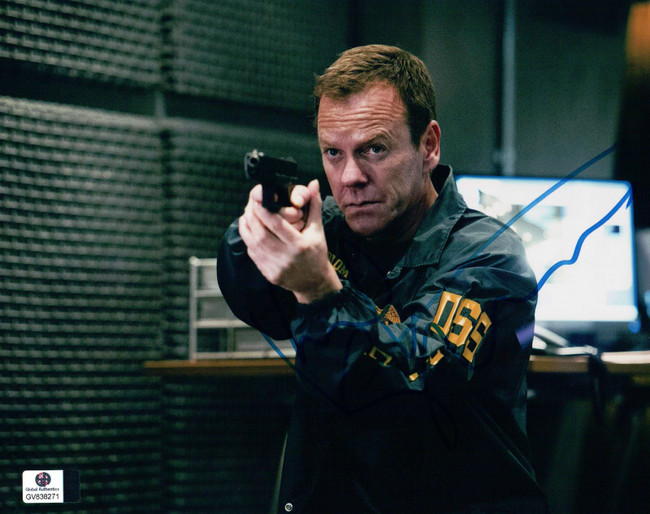 Kiefer Sutherland Signed Autographed 8X10 Photo 24 Aiming Gun GV838271