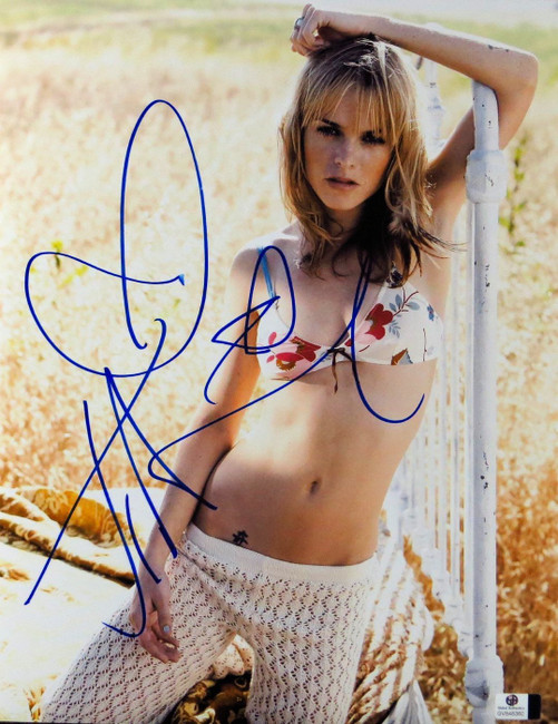 Taryn Manning Signed Autographed 11X14 Photo Gorgeous Sexy Pose Outside GV848360