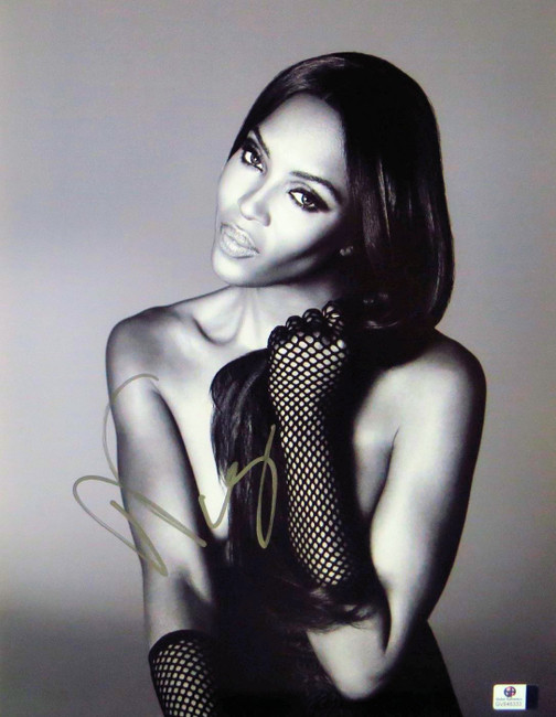 Naomi Campbell Signed Autographed 11X14 Photo Sexy Gorgeous B/W Long Hair 848333