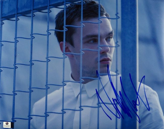 Nicholas Hoult Signed Autographed 11X14 Photo Equals Behind Fence GV849302