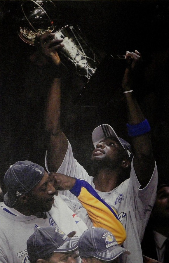 Lamar Odom UnSigned 13x20 Canvas Los Angeles Lakers 2 Hands on Trophy