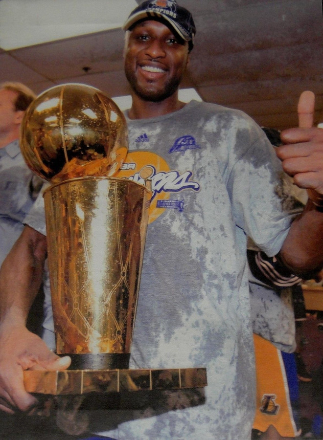 Lamar Odom UnSigned 14x20 Stretched Canvas Los Angeles Lakers with Trophy UDA
