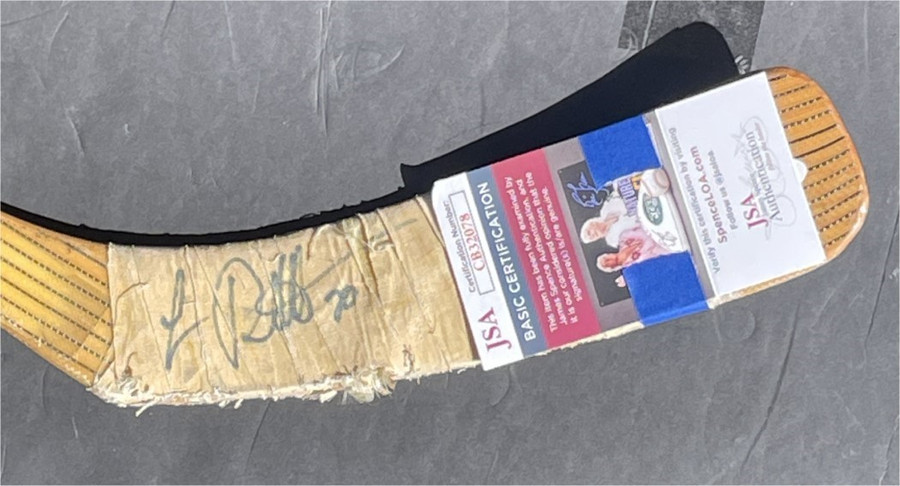 Luc Robitaille Signed Game Used Signed Auto  Hockey Stick LA  Kings JSA CB23078