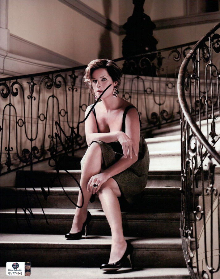Marcia Gay Harden Signed Autographed 8x10 Photo Sexy Pose on Stairs GA774842
