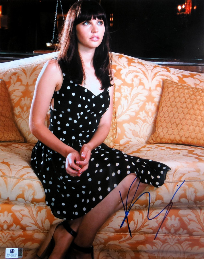 Felicity Jones Signed Autographed 11X14 Photo The Theory of Everything GV793648