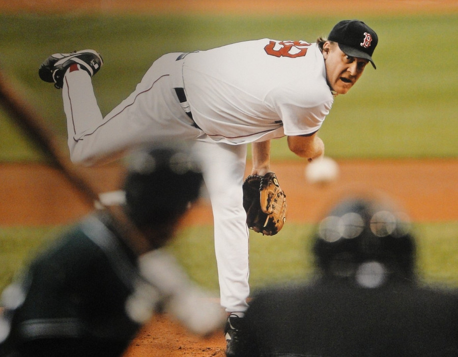 Curt Schilling Unsigned 16x20 Photo Boston Red Sox Pitching