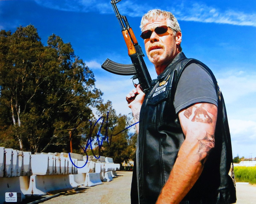 Ron Perlman Signed Autographed 11X14 Photo Sons of Anarchy Machine Gun GV806045