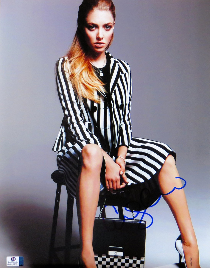 Amanda Seyfried Signed Autographed 11X14 Photo Sexy Black/White Outfit GV816207