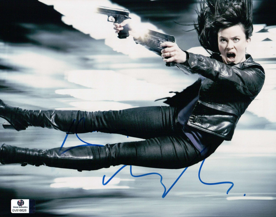 Eve Myles Signed Autographed 8X10 Photo Torchwood Double Pistols in Air GV816626