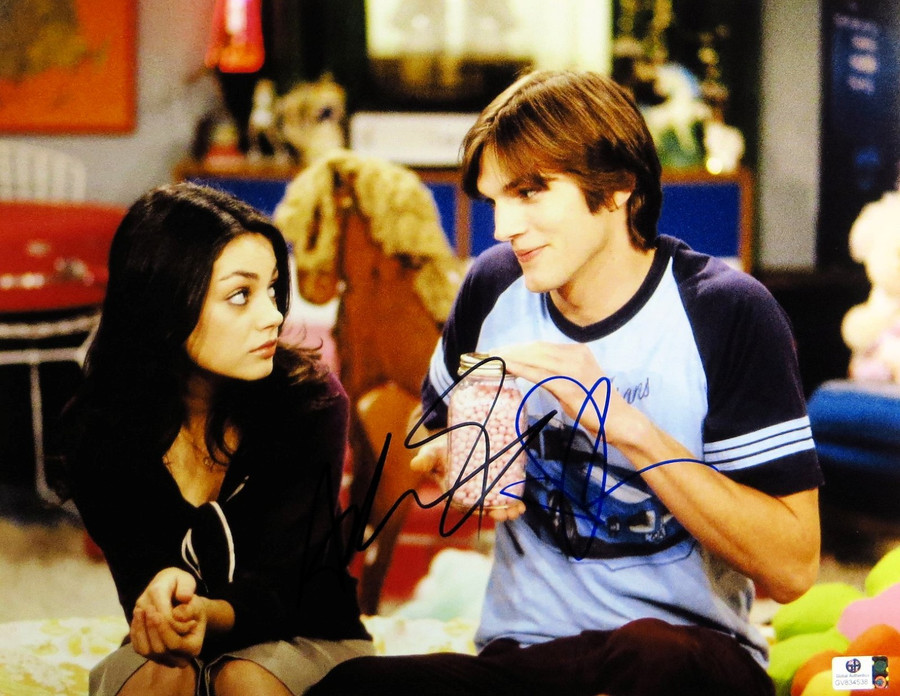 Ashton Kutcher Mila Kunis Signed Autographed 11X14 Photo That 70s Show GV834538