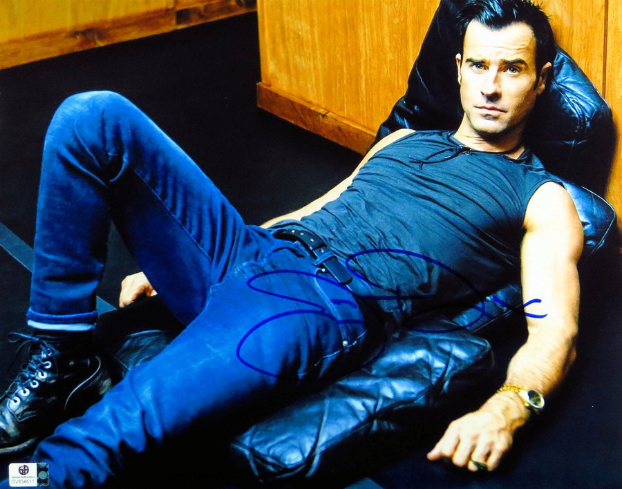 Justin Theroux Signed Autographed 11X14 Photo Sexy Lying on Chair GV834611