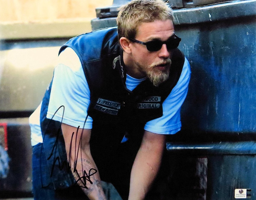 Charlie Hunnam Signed Autographed 11X14 Photo Sons of Anarchy Crouching GV830876