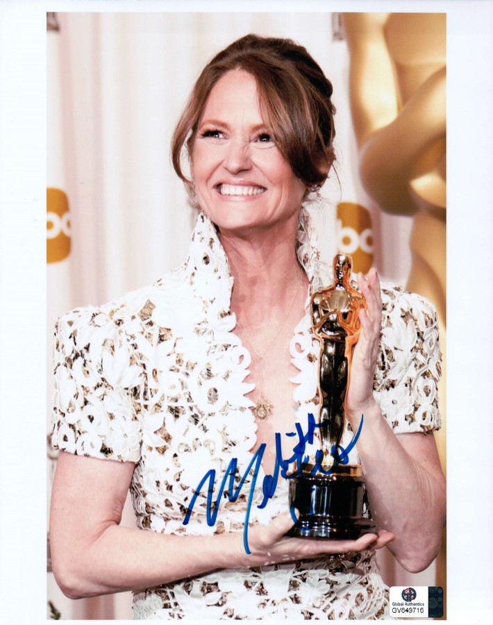 Melissa Leo Signed Autographed 8X10 Photo The Fighter Holding Oscar GV849716