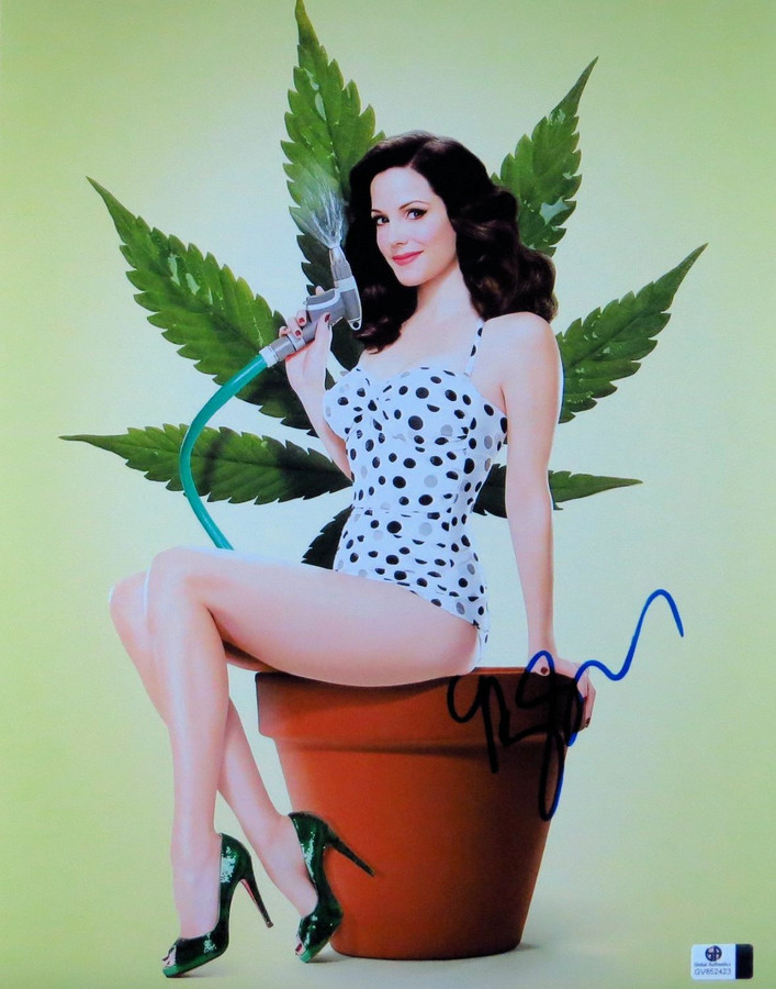 Mary-Louise Parker Signed Autographed 11X14 Photo Weeds Classic Promo GV852423