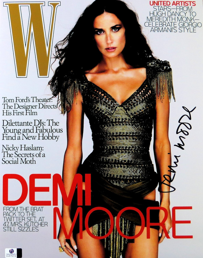 Demi Moore Signed Autographed 11X14 Photo W Magazine Cover Blow-Up Sexy GV875014