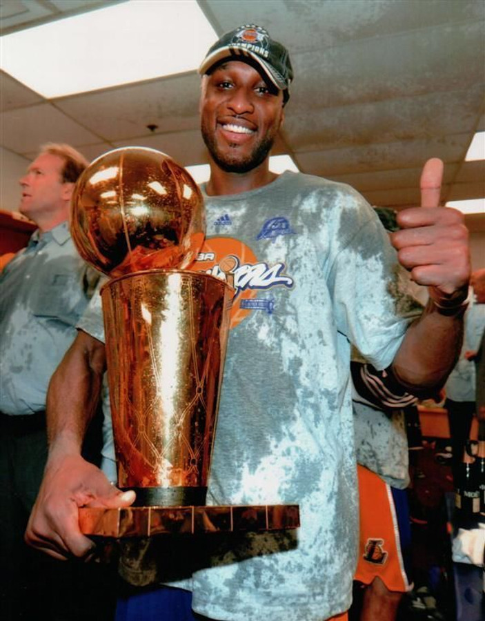 Lamar Odom Unsigned 8X10 High Quality Lakers Photo Photograph Locker Room  Trophy - Cardboard Legends