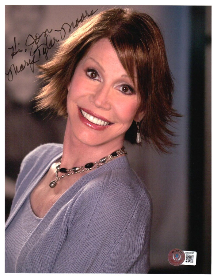Mary Tyler Moore Signed Autographed 8X10 Photo Sweater Smiling BAS BJ080197