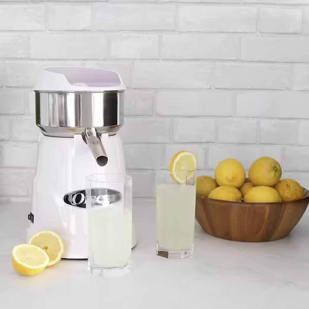 Omega C10W Citrus Juicer in White with lemonade