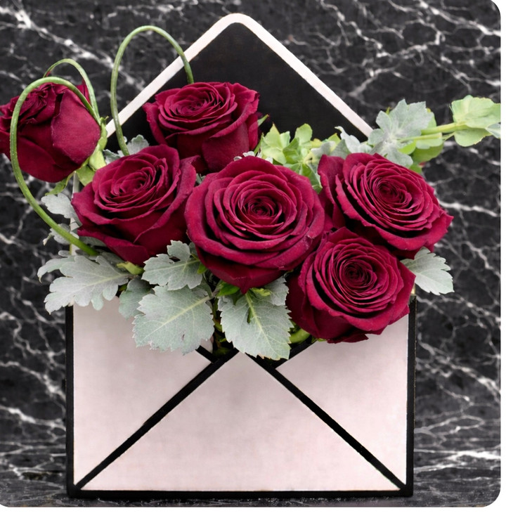 Envelope vase with elite premium roses
