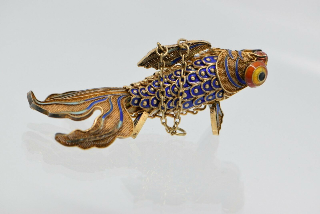 Lot 81 - 9ct gold articulated fish pendant on 9ct gold