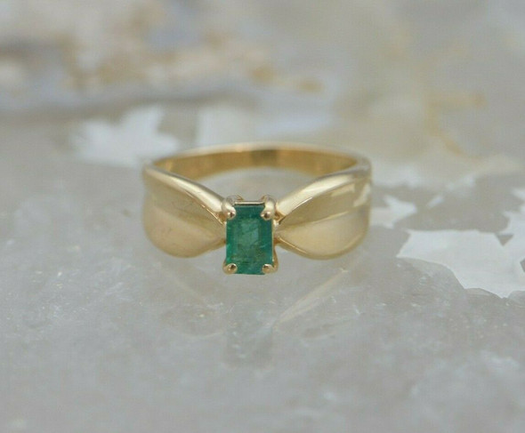 14K YG Emerald Ring Folded Ribbon Form Top, Size 6.5
